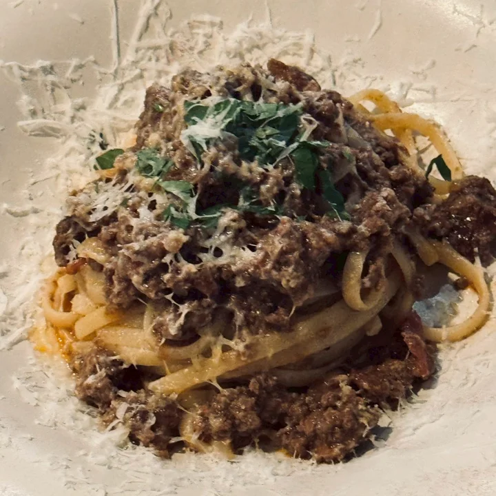 肉とハーブを添えたパスタ