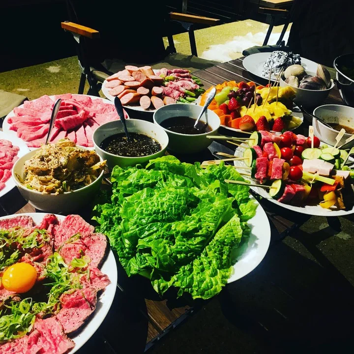 肉や野菜を並べたパーティーの食卓