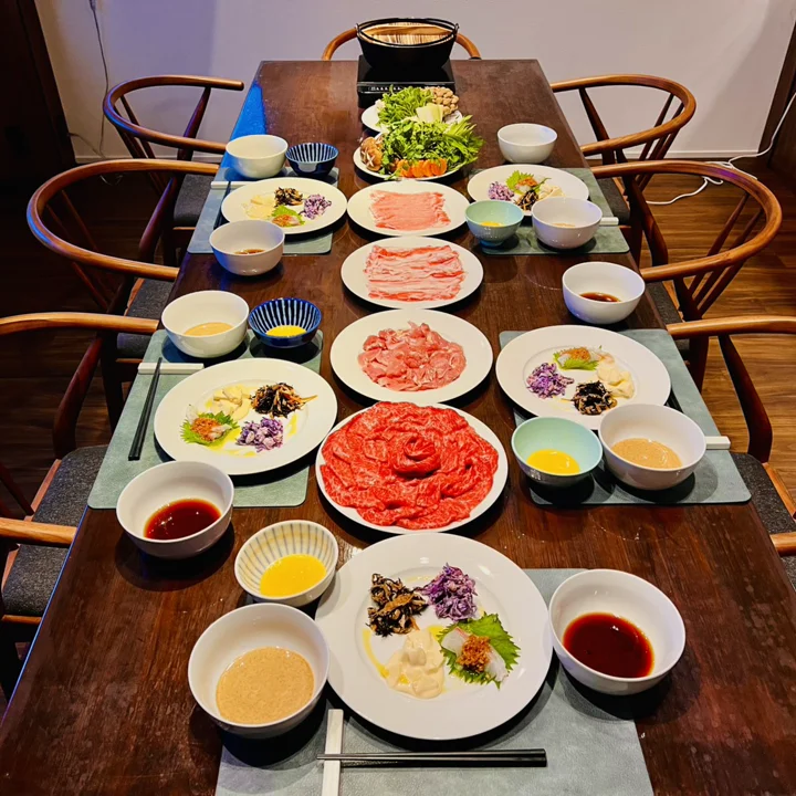 食卓に並ぶ料理の数々